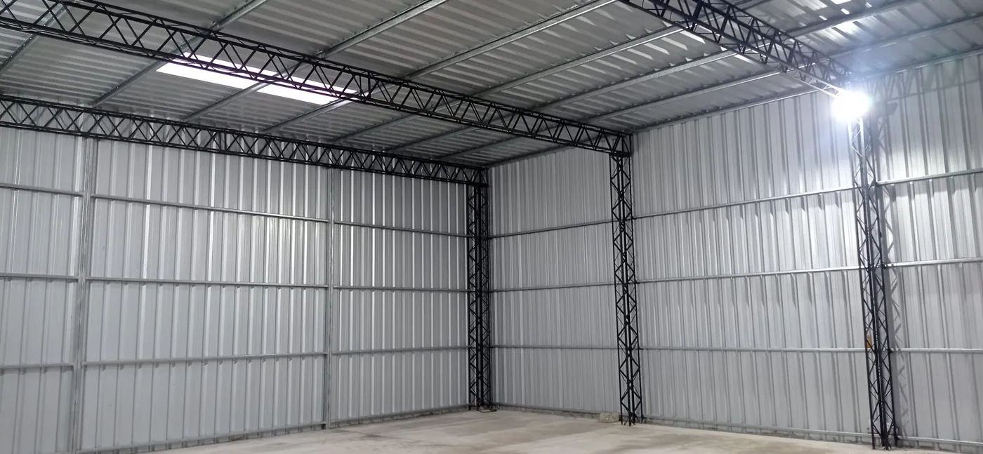 Cerramiento perimetral metálico gris para predio industrial Uruguay