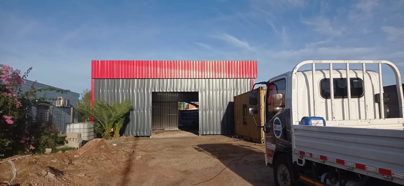 Interior amplio de galpón industrial construido por MF Construcciones Uruguay