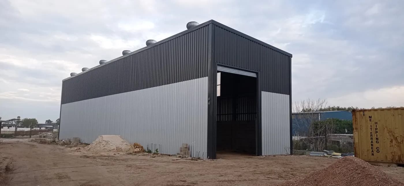 Galpón industrial metálico negro y gris a medida — MF Construcciones Uruguay