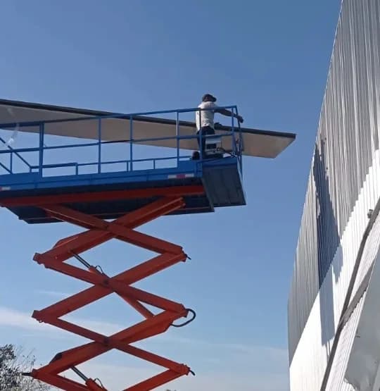 Equipo de MF Construcciones trabajando en obra de galpón en Uruguay