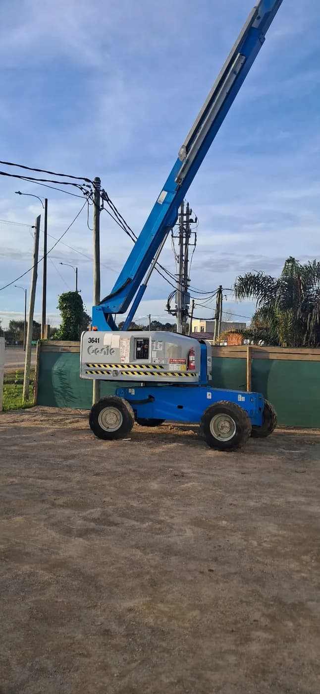 Plataforma elevadora Genie estacionada al aire libre en obra en Uruguay