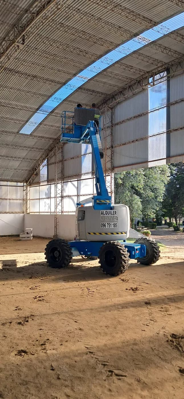 Plataforma elevadora Genie en alquiler trabajando en techo de galpón en Uruguay