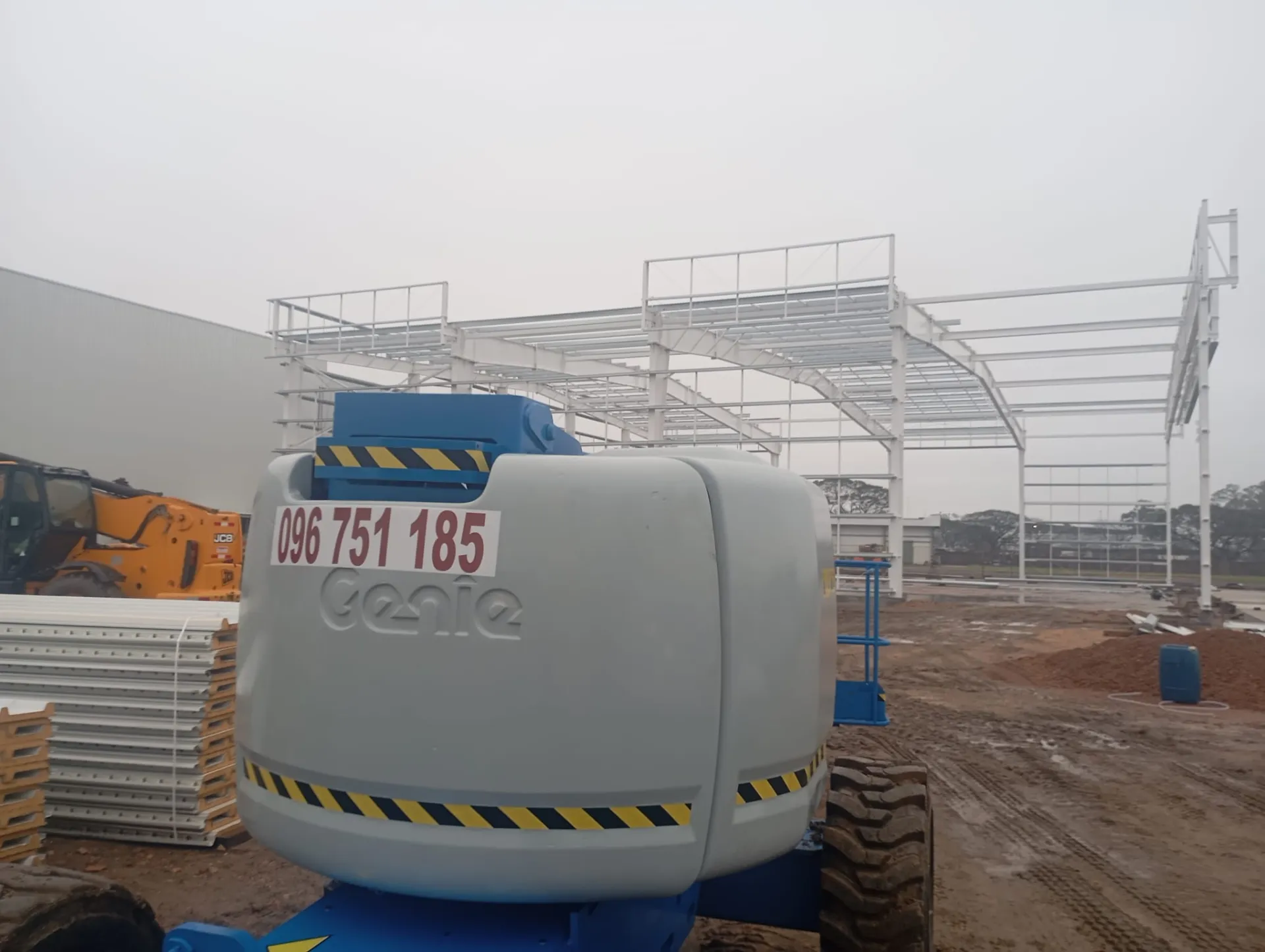 Cabezal de plataforma elevadora Genie Z-45 en obra de galpón en Uruguay