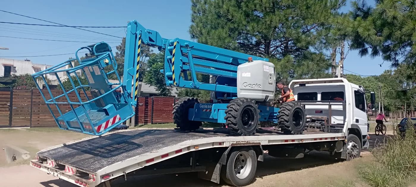 Plataforma elevadora Genie cargada en camión de traslado en Uruguay