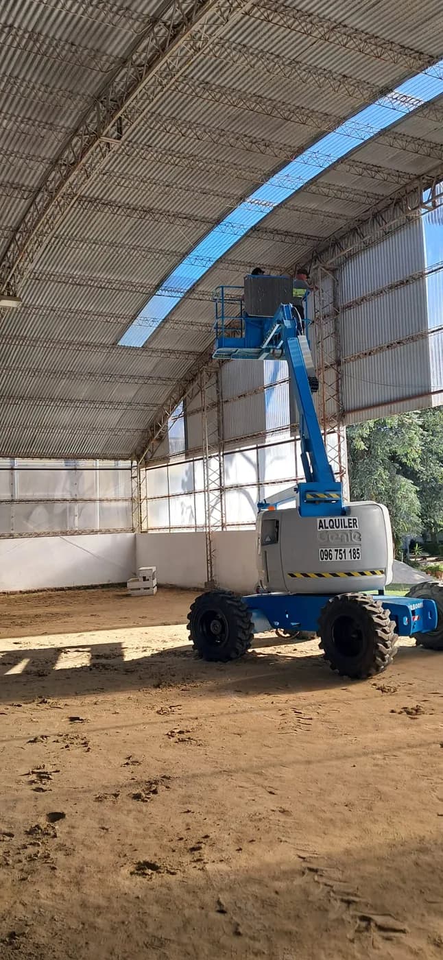 Plataforma elevadora Genie trabajando en techo de galpón industrial en Uruguay