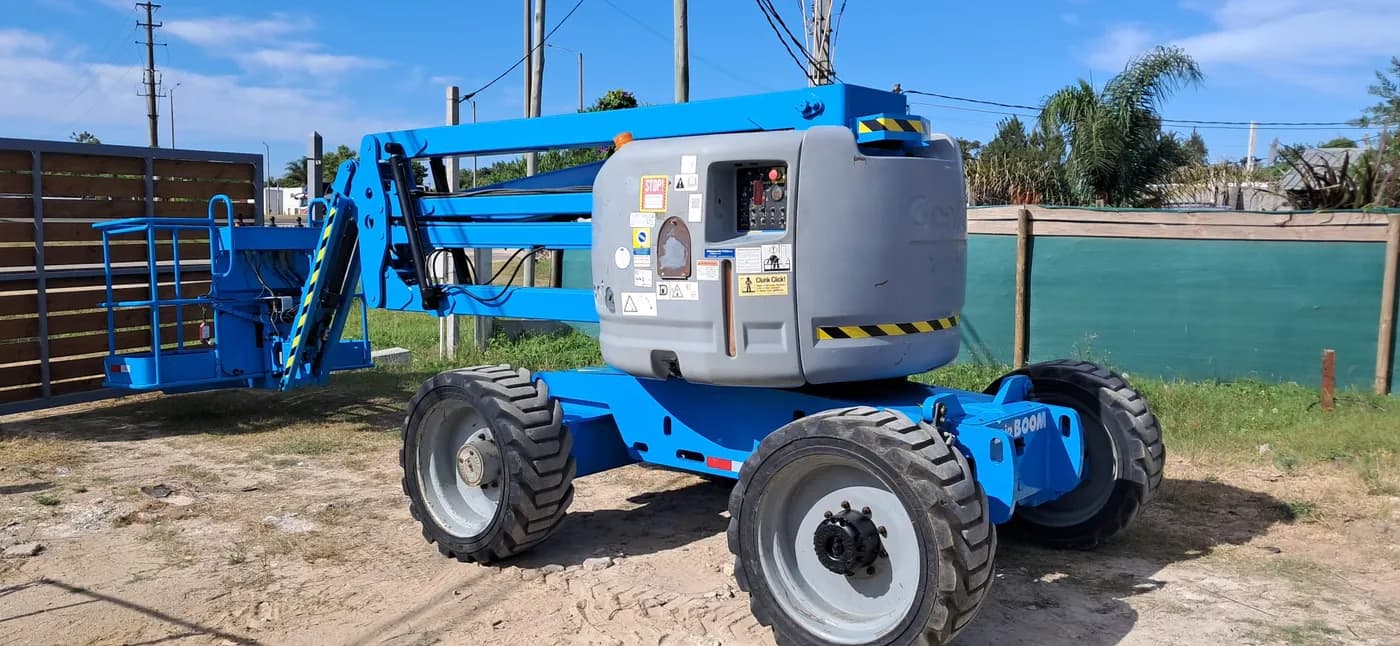 Plataforma elevadora articulada Genie 4x4 en obra en Uruguay