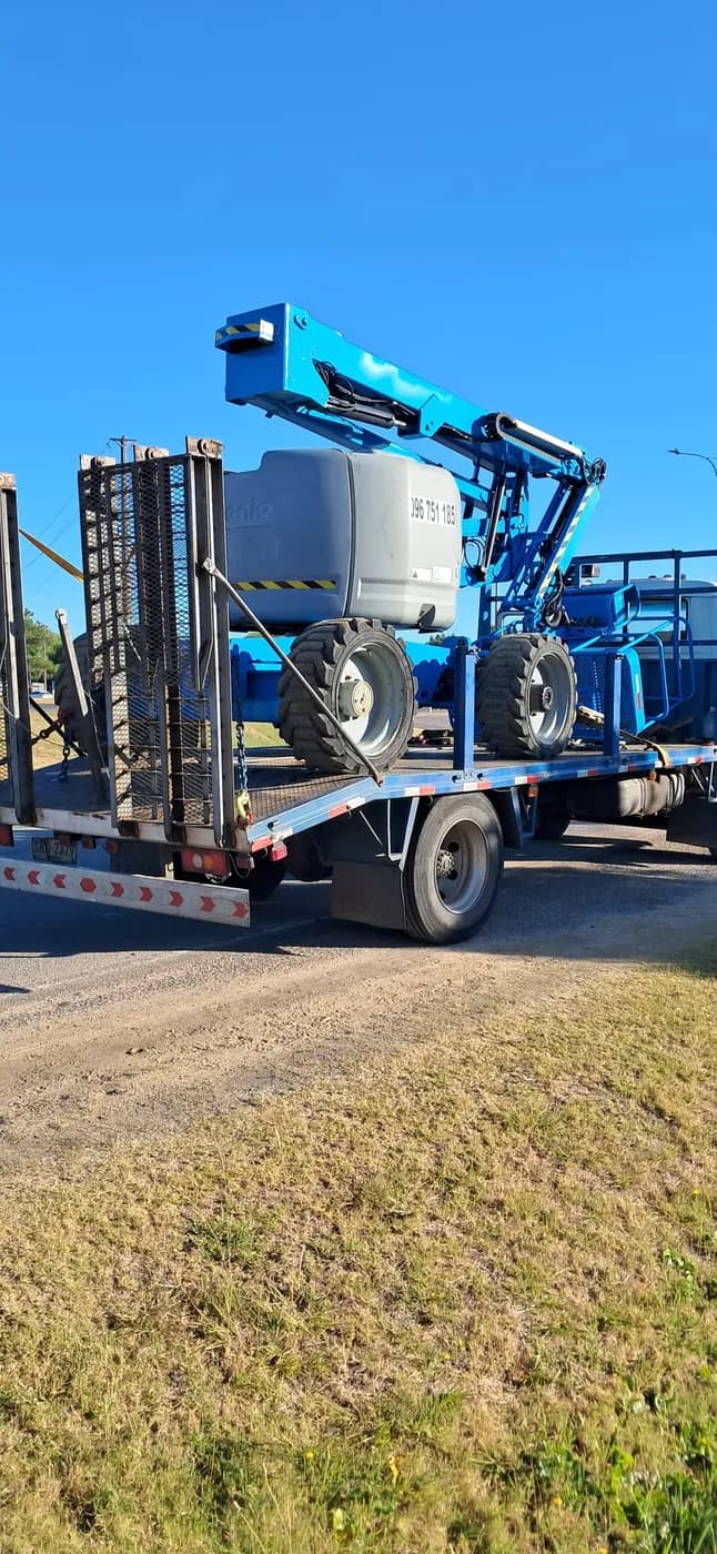 Plataforma elevadora articulada trabajando en zona urbana Uruguay