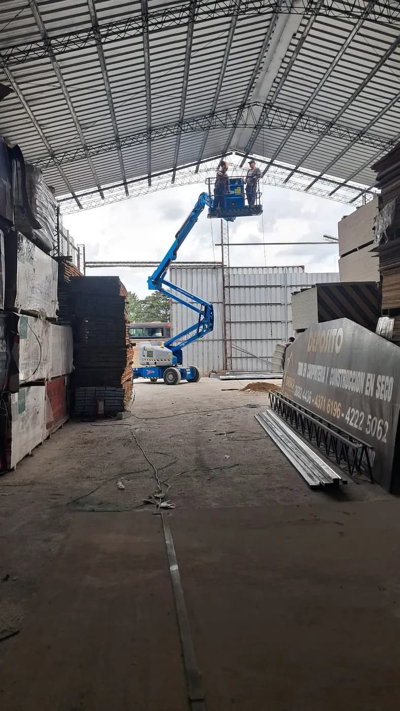 Plataforma elevadora en depósito industrial Uruguay