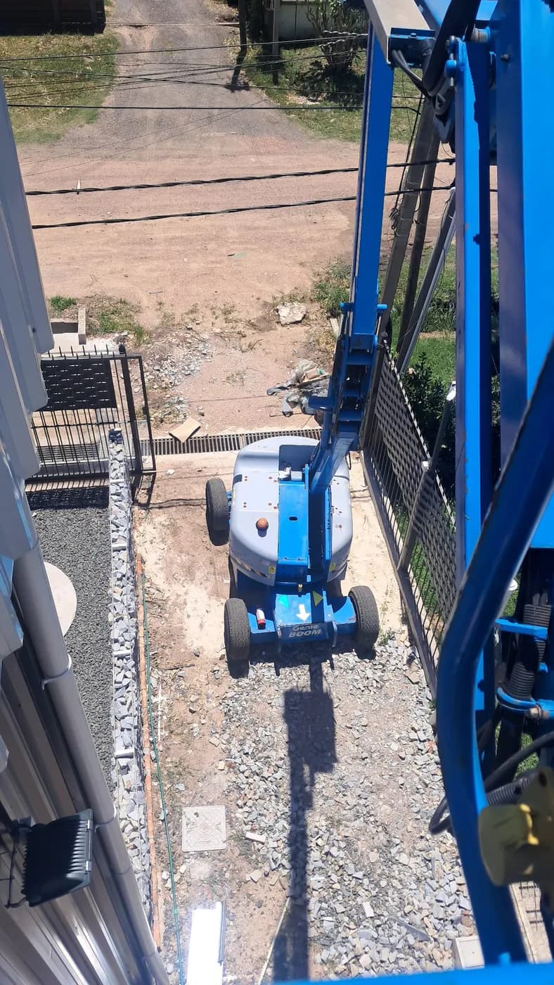 Vista aérea desde plataforma elevadora Genie en obra en Uruguay