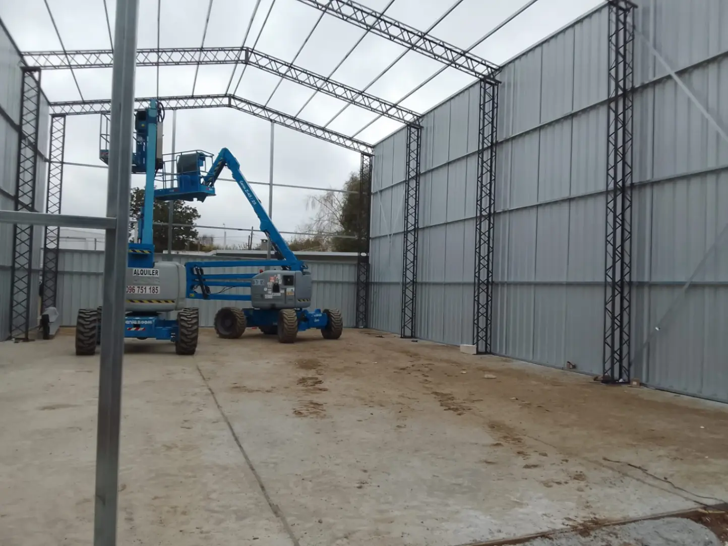 Plataforma elevadora Genie en interior de galpón industrial terminado en Uruguay
