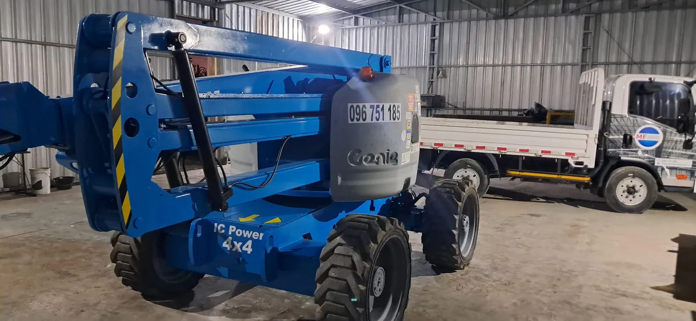 Plataforma elevadora Genie de MF Construcciones en interior de galpón en Uruguay