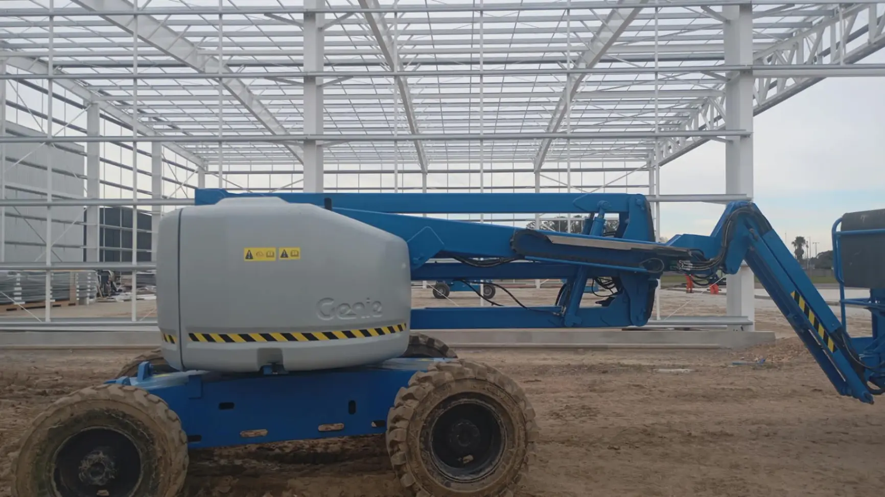 Plataforma elevadora Genie trabajando en interior de galpón en construcción en Uruguay