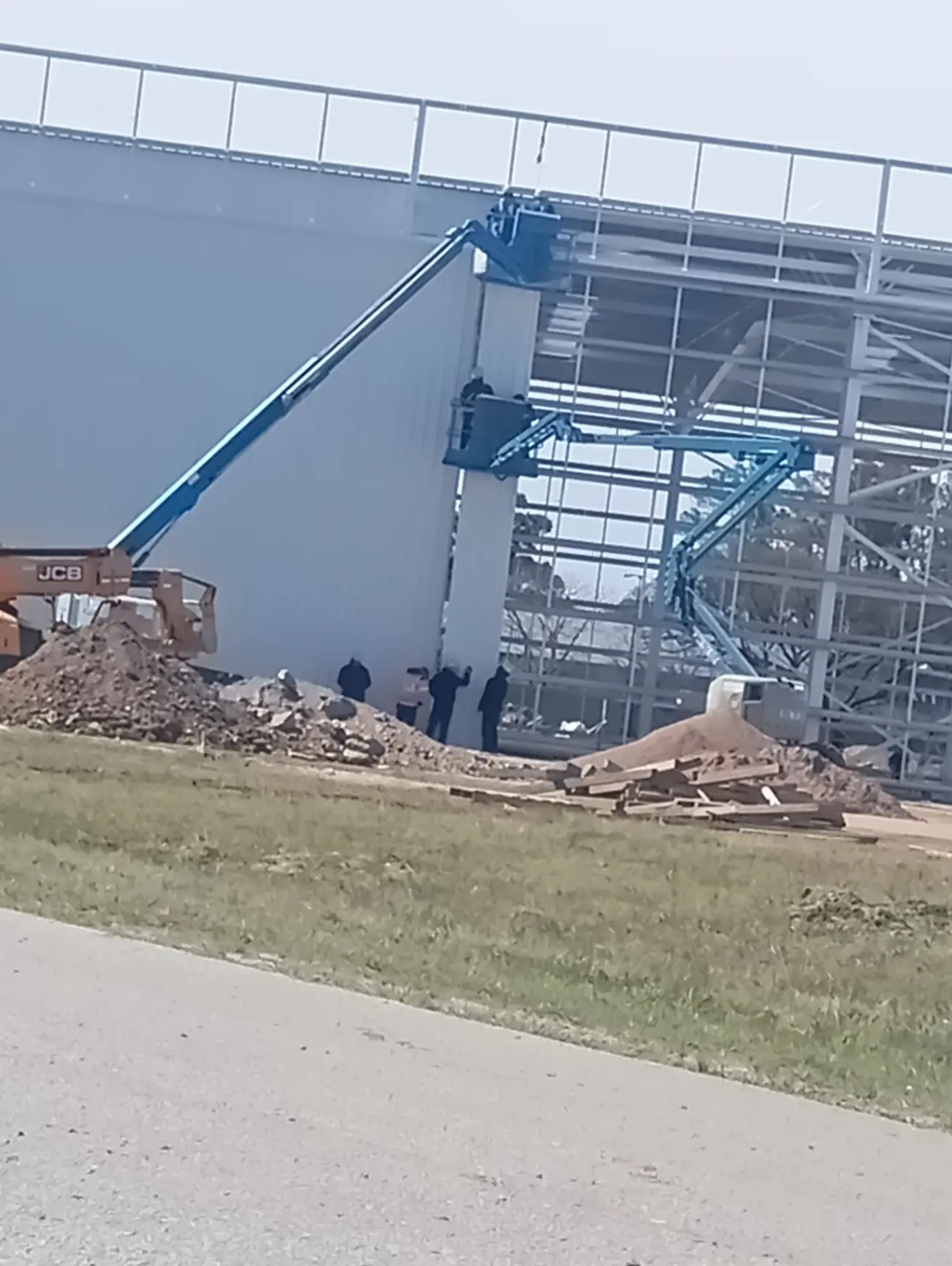Plataformas elevadoras Genie trabajando en obra industrial de gran escala en Uruguay