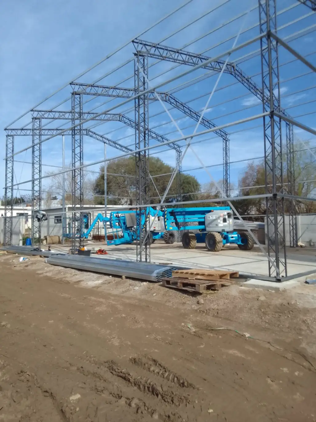 Plataformas elevadoras Genie en obra de techado de galpón industrial en Uruguay