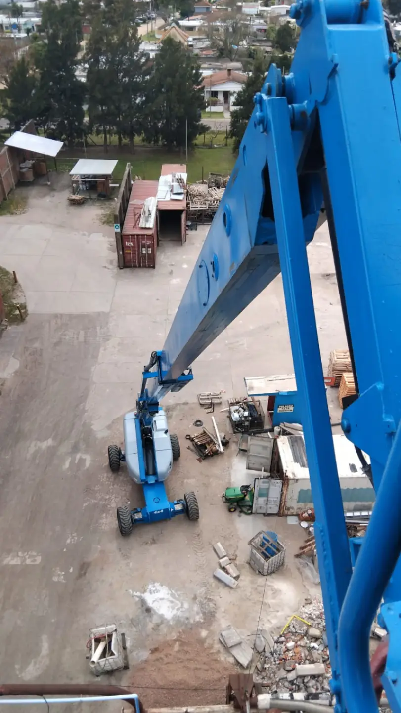 Vista aérea desde plataforma elevadora Genie en patio de obra industrial en Uruguay