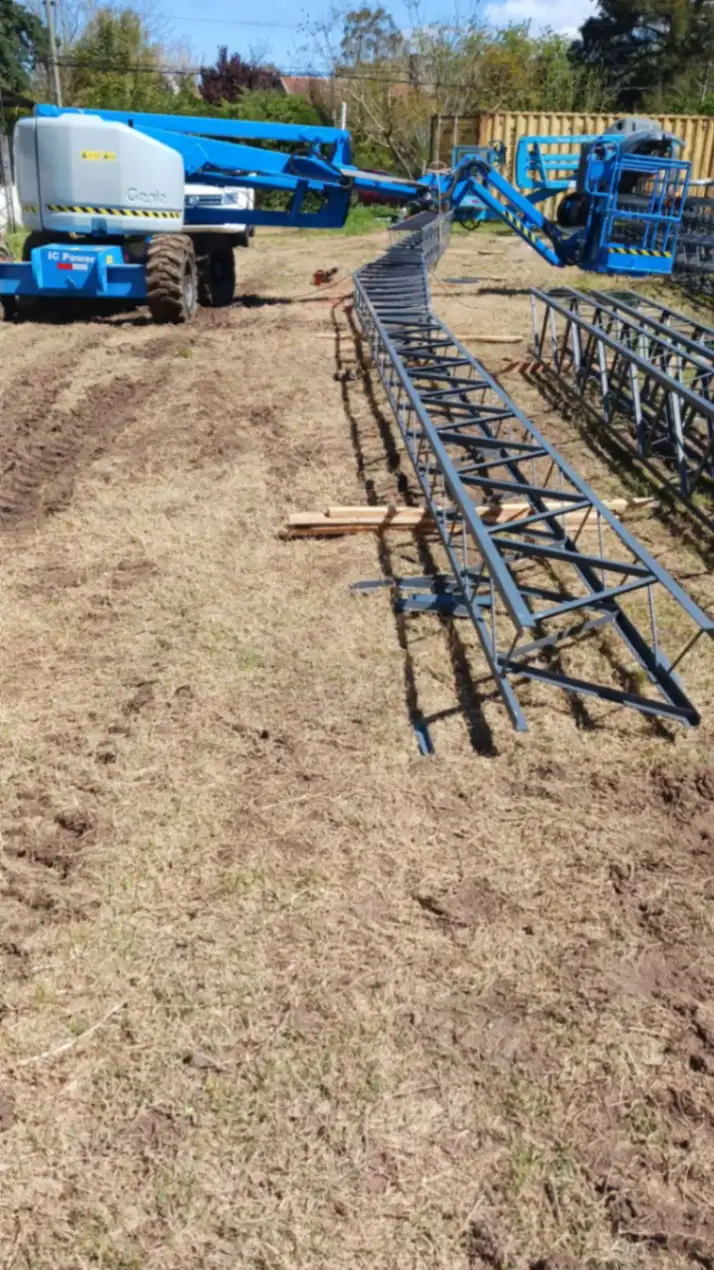 Plataforma elevadora Genie trabajando sobre estructura metálica en obra en Uruguay