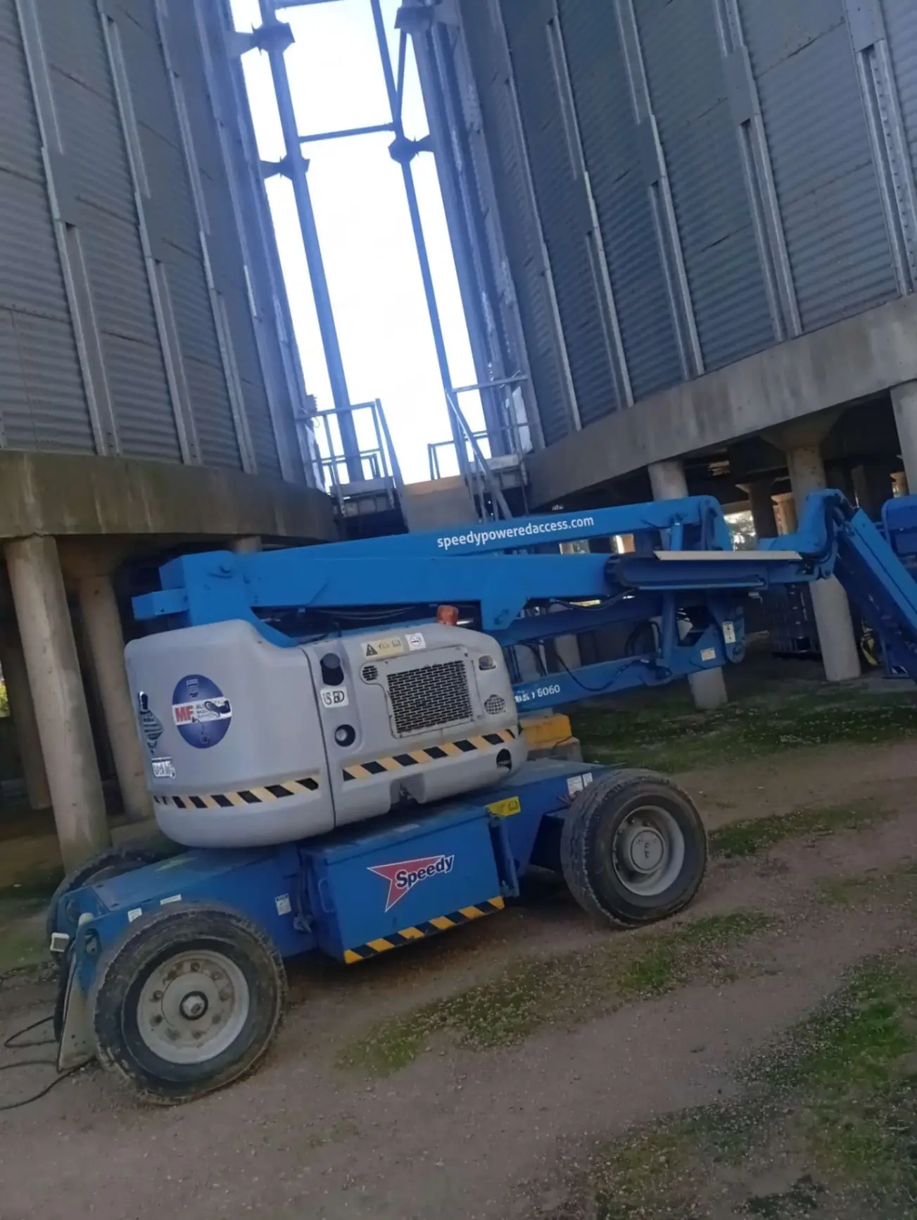 Plataforma elevadora Genie trabajando en estructura de silo industrial en Uruguay