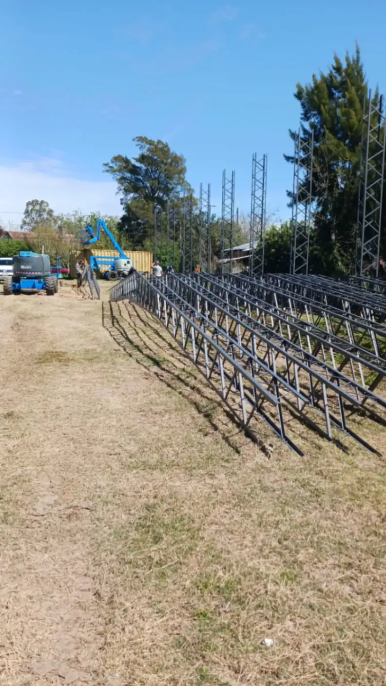 Plataforma elevadora Genie en obra con estructuras metálicas de gran altura en Uruguay