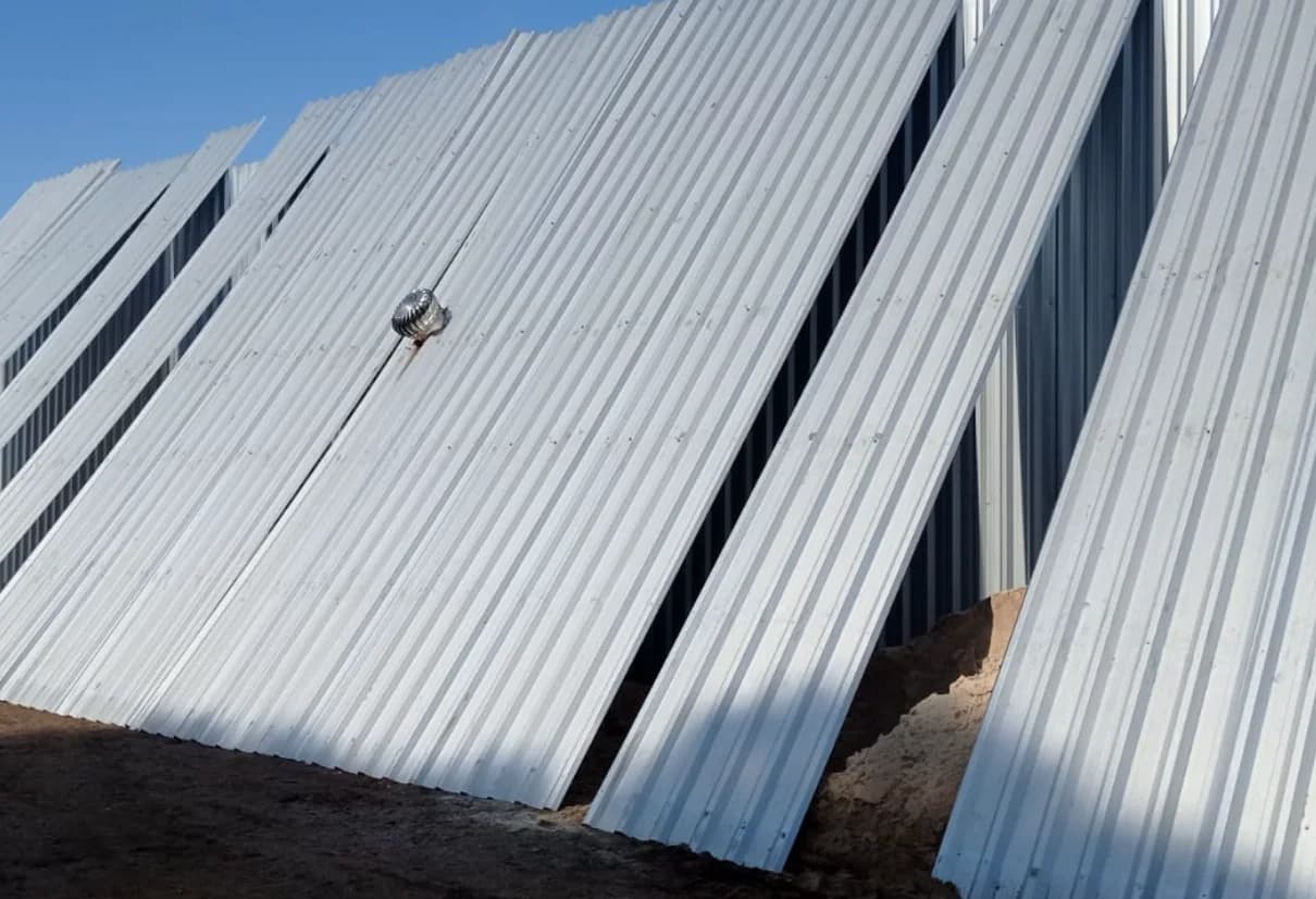 Reforma exterior de galpón industrial con chapas prepintadas Uruguay