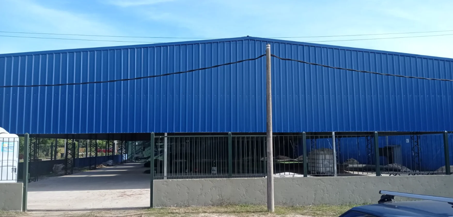Cerramiento metálico de cancha deportiva instalado en Uruguay — MF Construcciones