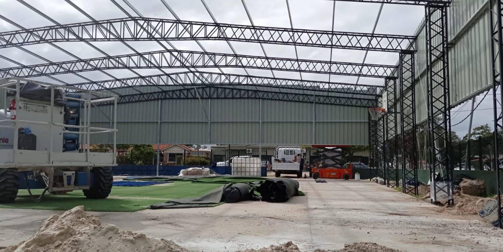 Estructura de cerramiento metálico para cancha de fútbol 5 en Uruguay