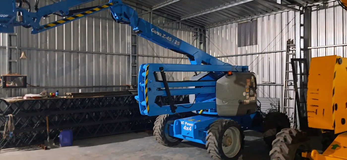 Plataforma elevadora Genie Z-45 16m trabajando en edificio Uruguay