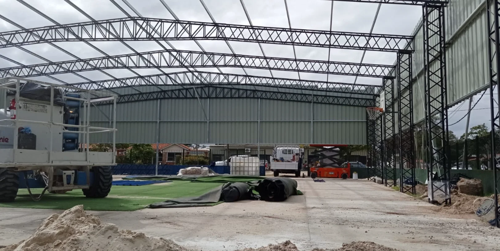 Estructura de cerramiento metálico para cancha de fútbol 5 en Uruguay