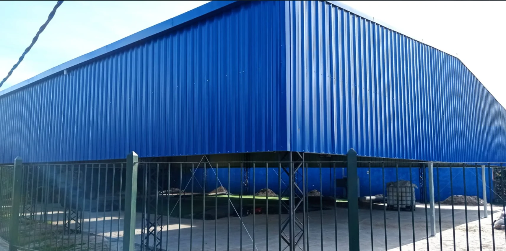 Galpón industrial amplio color gris construido por MF Construcciones Uruguay