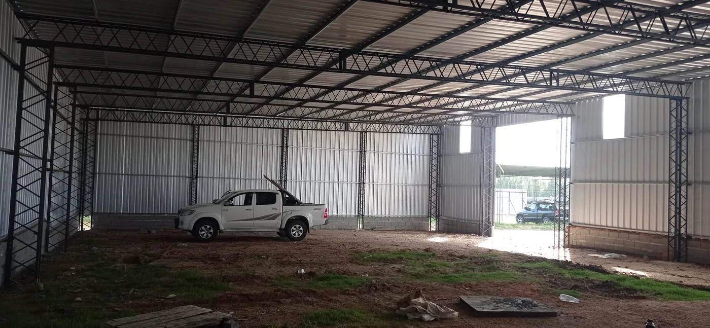 Construcción interior de galpón industrial metálico en Uruguay