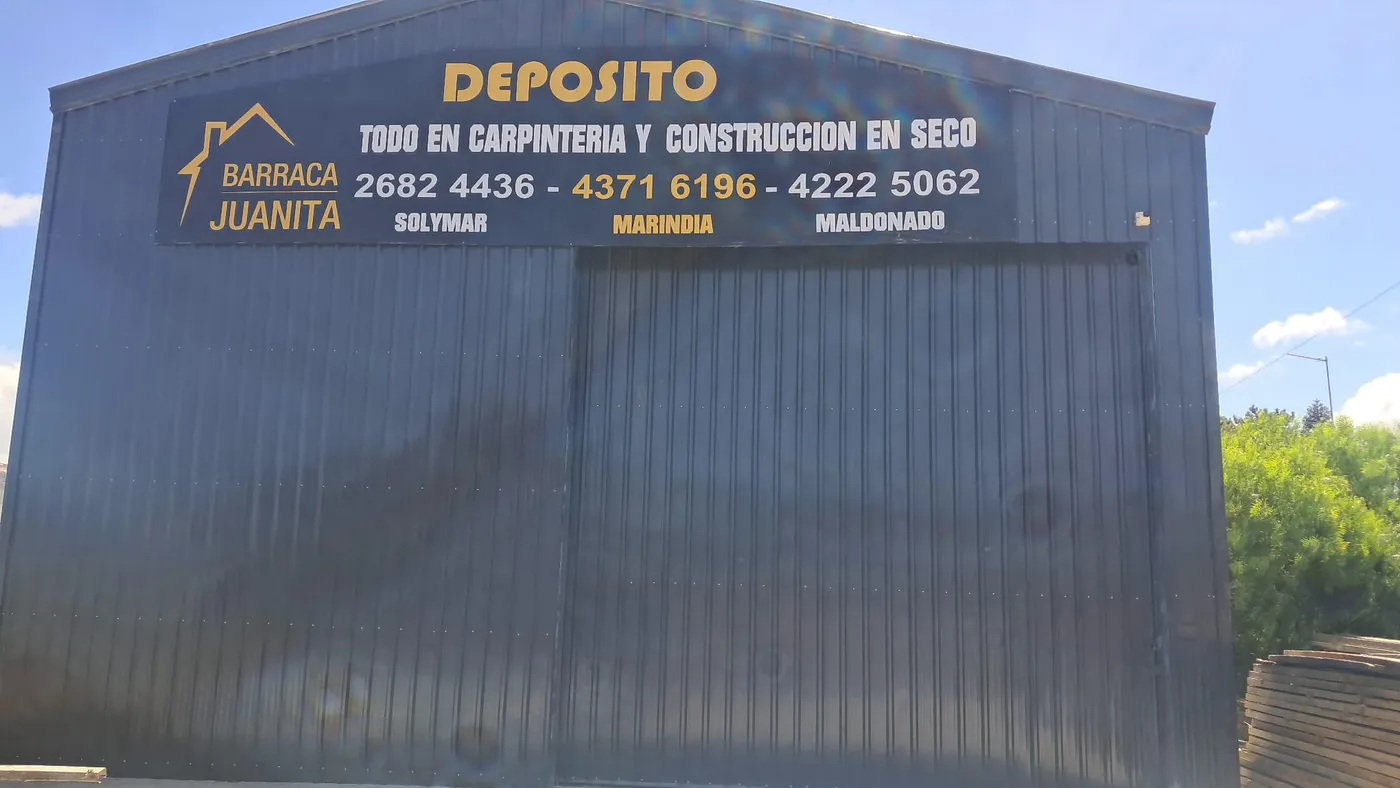 Galpón metálico gris terminado a medida en Uruguay