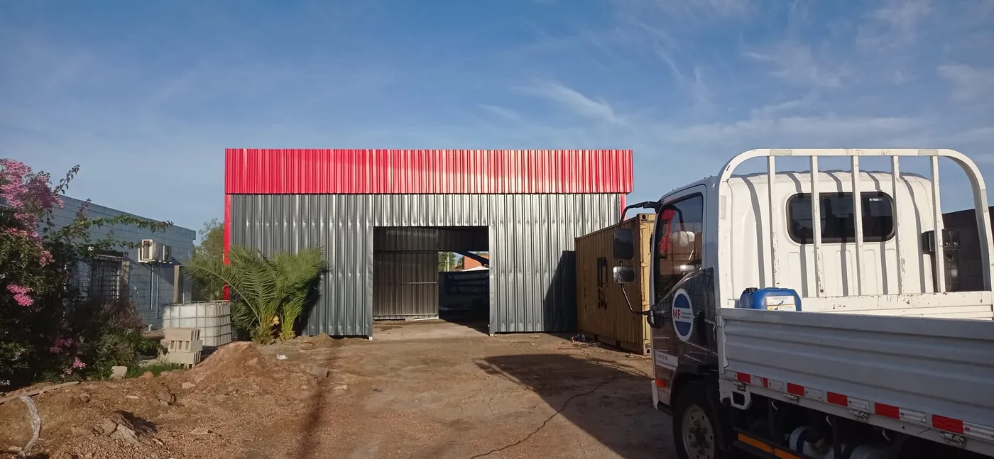 Interior amplio de galpón industrial construido por MF Construcciones Uruguay