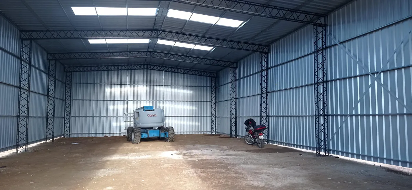 Interior amplio de galpón metálico construido por MF Construcciones