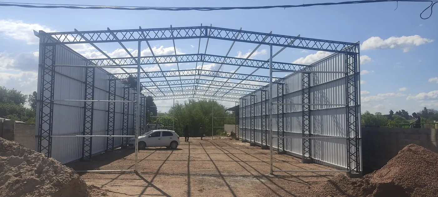 Galpón industrial con pickup — proyecto de MF Construcciones en Uruguay