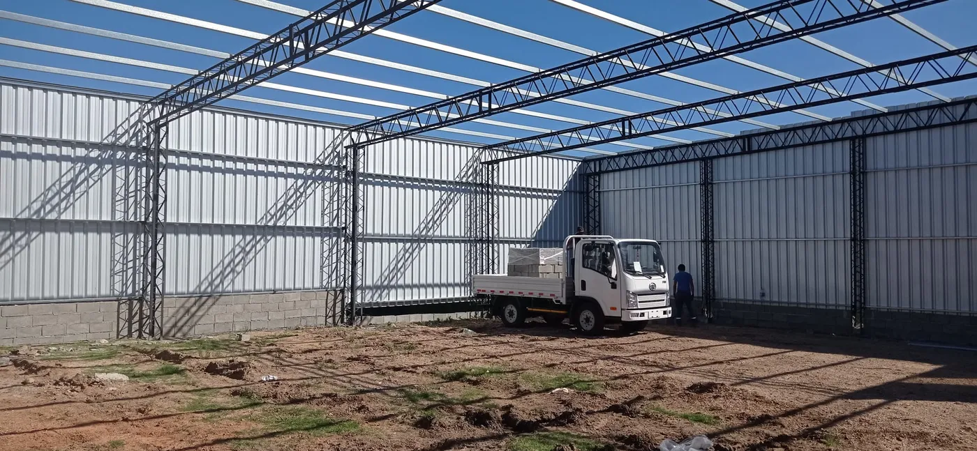 Interior de galpón industrial terminado en Uruguay — MF Construcciones