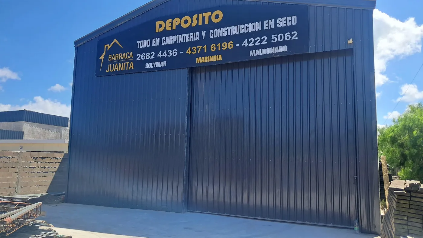Galpón industrial metálico rojo y negro construido a medida en Uruguay