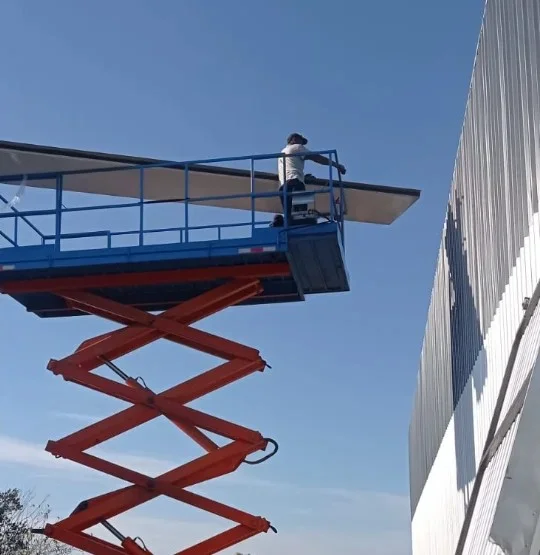 Equipo de MF Construcciones trabajando en obra de galpón en Uruguay
