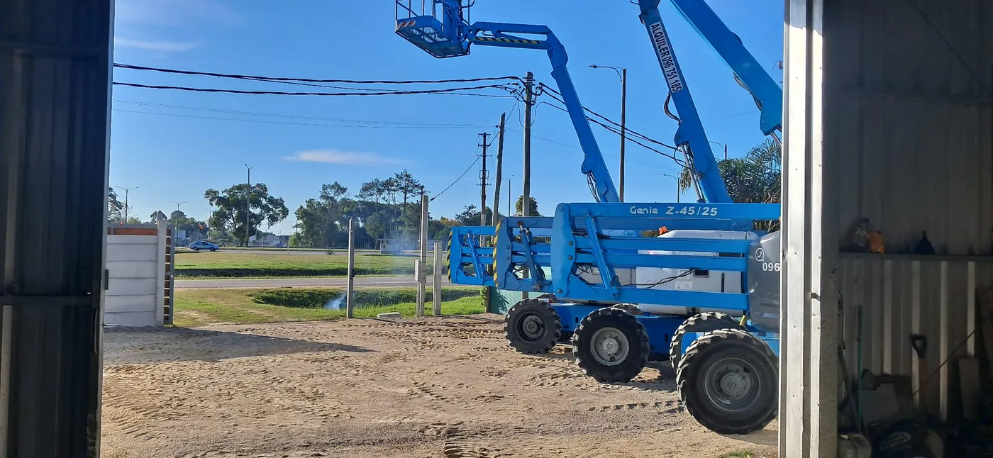 Plataforma elevadora articulada 4x4 en obra Uruguay