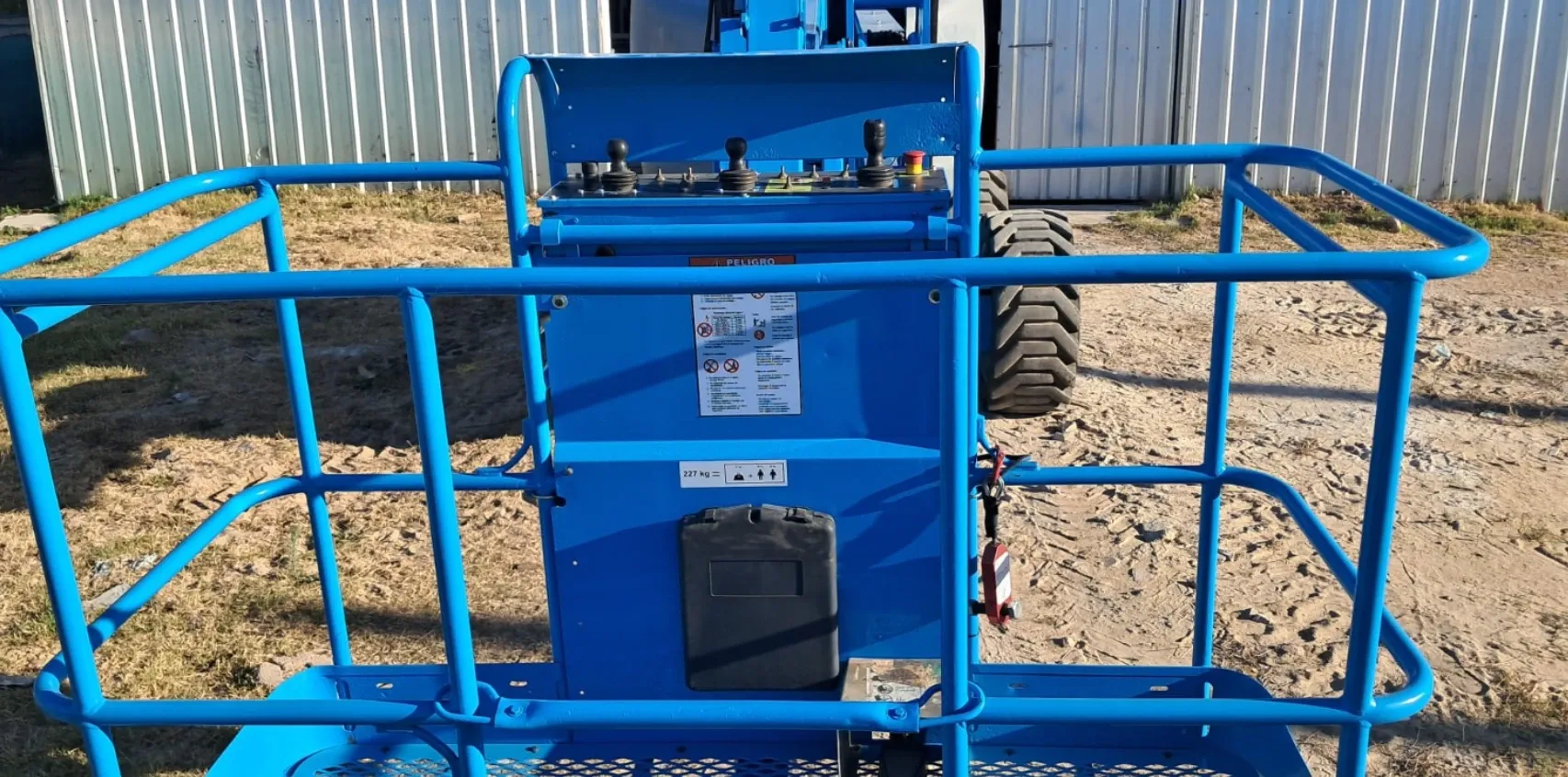 Plataforma elevadora Genie Z-45 azul en estructura industrial Uruguay
