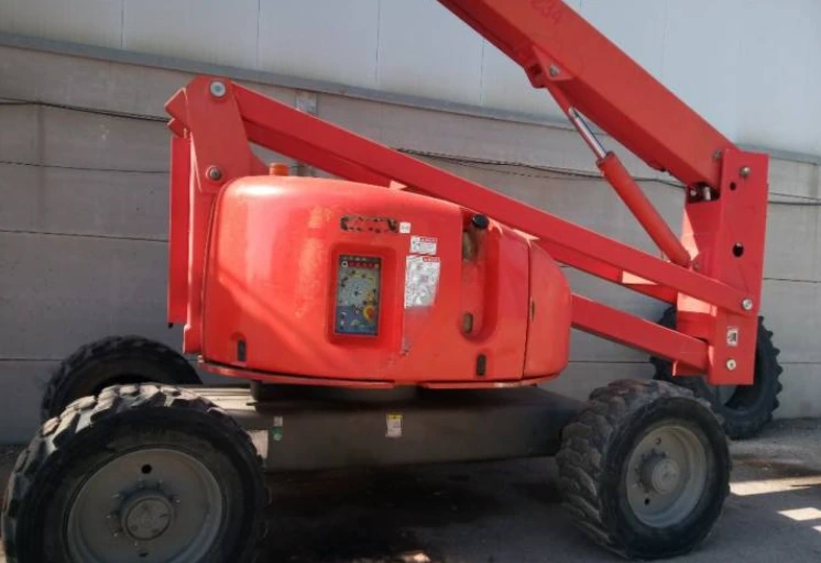 Haulotte HA20PX roja en operación Uruguay
