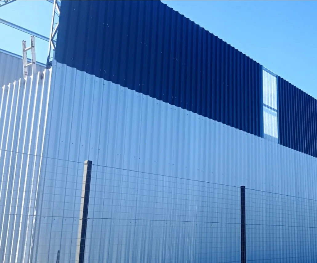 Reforma de galpón metálico con nueva chapa y estructura en Uruguay