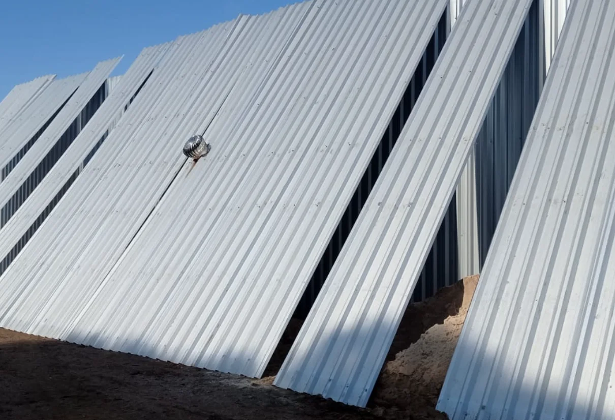 Reforma exterior de galpón industrial con chapas prepintadas Uruguay