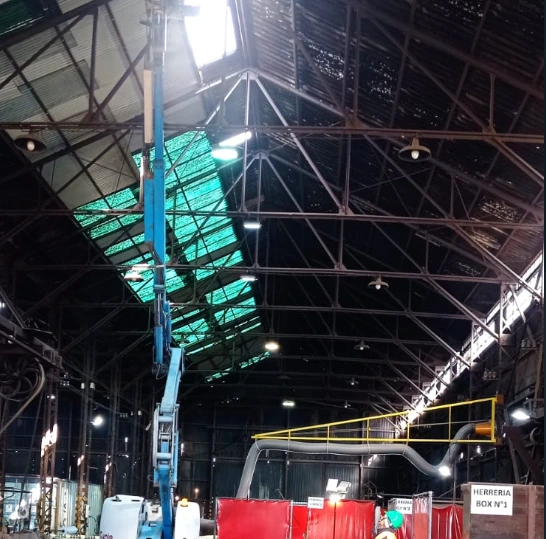 Trabajo de reparación en techo metálico de galpón industrial Uruguay