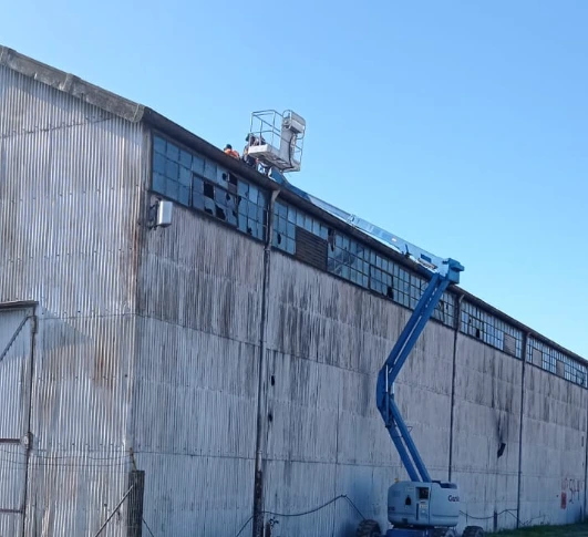 Instalación de claraboya en techo de galpón industrial Uruguay