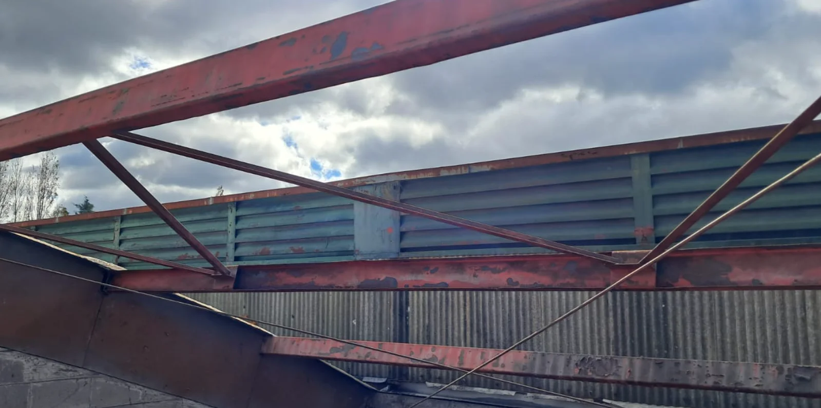 Reparación de estructura de galpón industrial con plataforma elevadora Uruguay