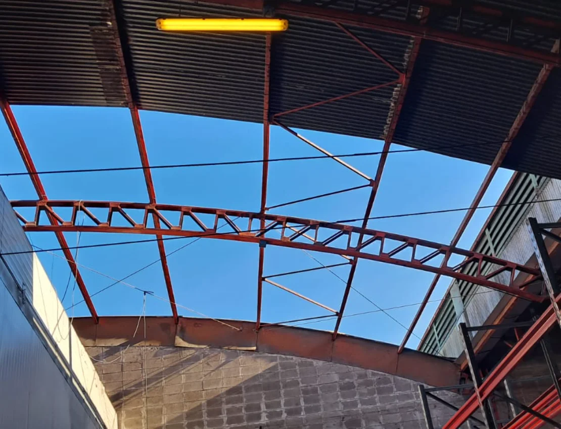 Reparación de techo y paredes de galpón industrial en Uruguay