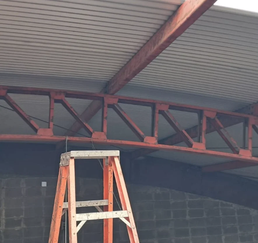 Reparación y refuerzo de estructura metálica de galpón Uruguay